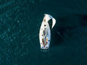 Afbeelding van een zeilboot aan het zeilen op zee
