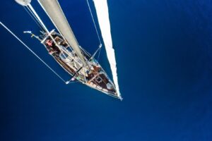 zeilboot midden op zee