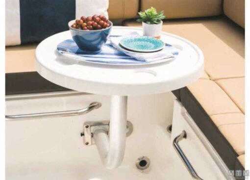 Tafel voor in zeilboot