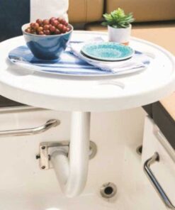 Tafel voor in zeilboot